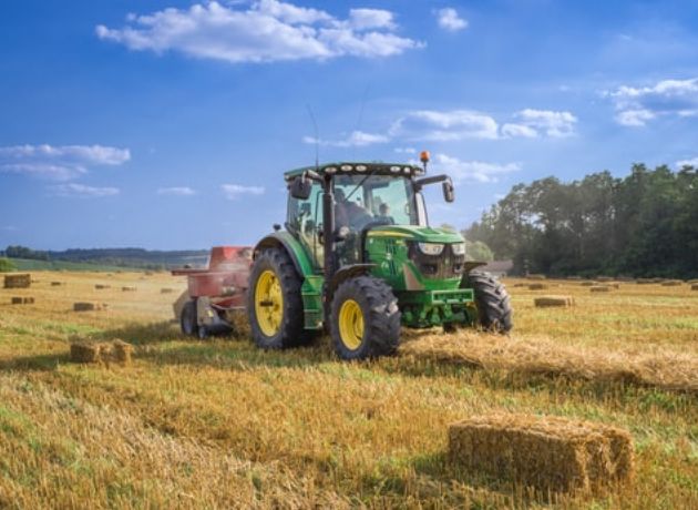 Image représentant le secteur du machinisme agricole avec un tracteur dans un champ