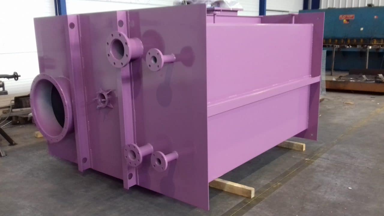 Image d'un réservoir de stockage peint en violet et mécano soudé par Oxymax en acier